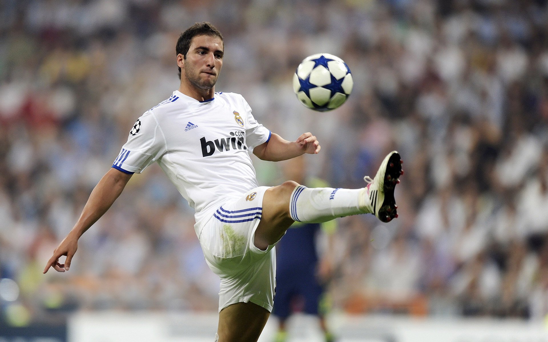 法甲赛场热火朝天，精彩进球和战术创新成为亮点，法甲赛制介绍