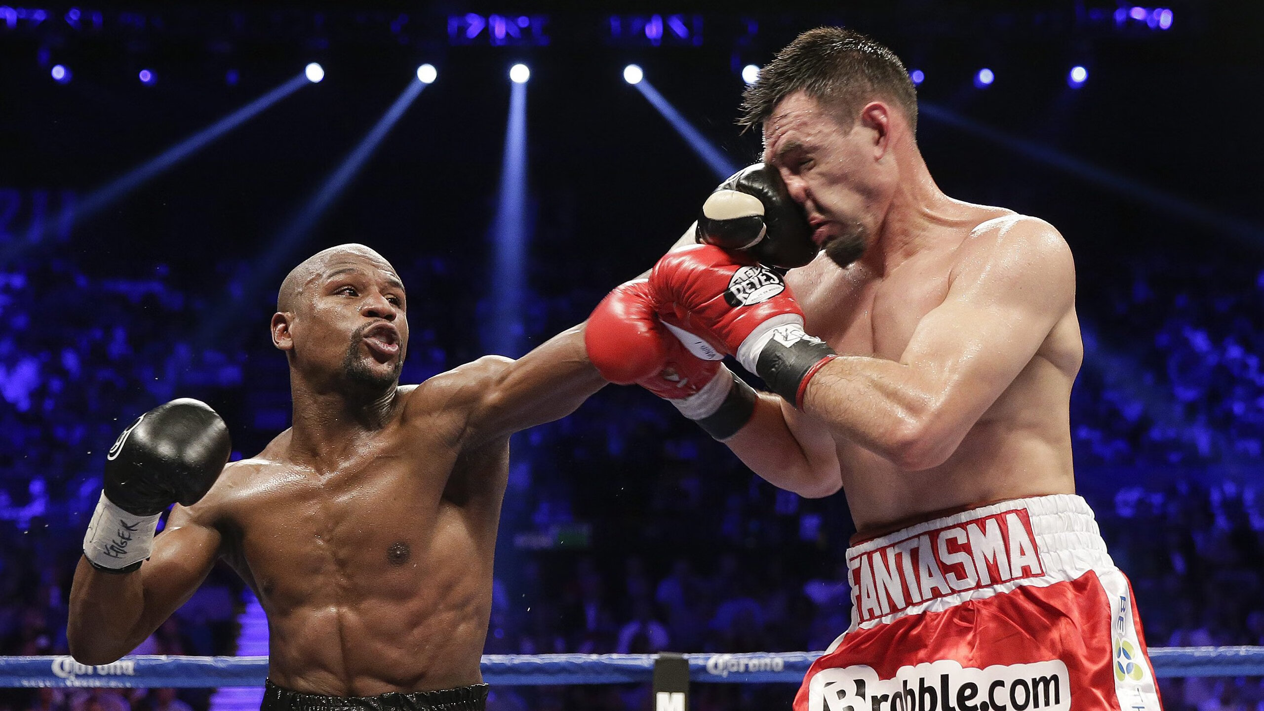 激烈较量在即，球迷们期待双方大比拼，球员们的比拼很热烈,赢得了观众的阵阵喝彩